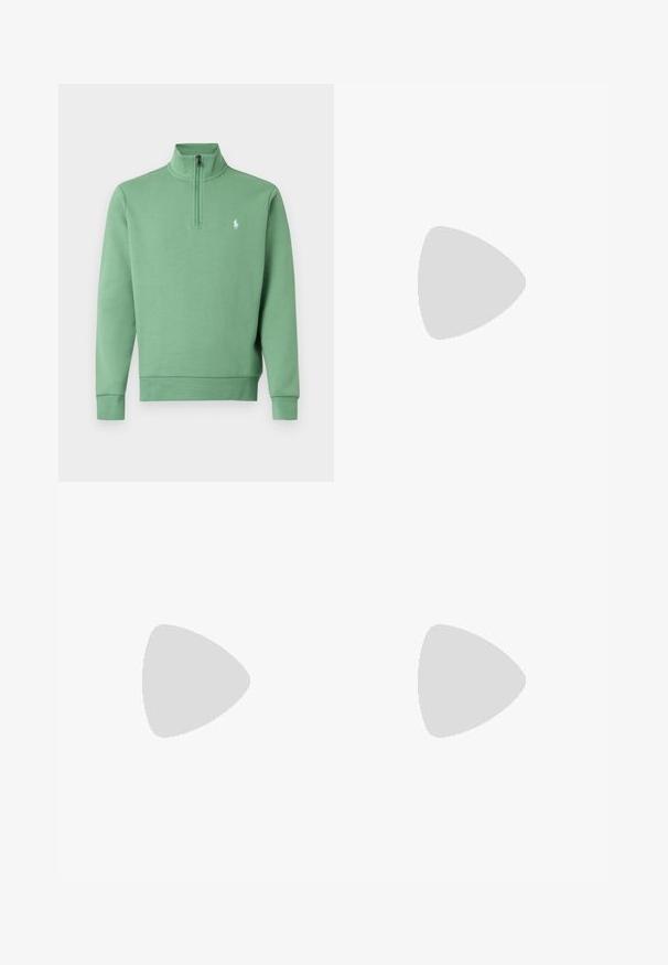 Pull vert à manches longues avec fermeture éclaire quart-zip, col montant et petit logo blanc brodé sur la poitrine gauche.; Chemise noire à manches longues avec boutons, col boutonné et petit logo jaune Polo Ralph Lauren sur la poitrine gauche.; Jean droit indigo foncé avec cinq poches, fermeture par bouton et zip, et couture orange contrastante sur fond uni.; Baskets basses blanches avec une bande verte et le logo Polo sur le côté, languette de talon verte et lacets blancs, vues de côté gauche sur fond uni.