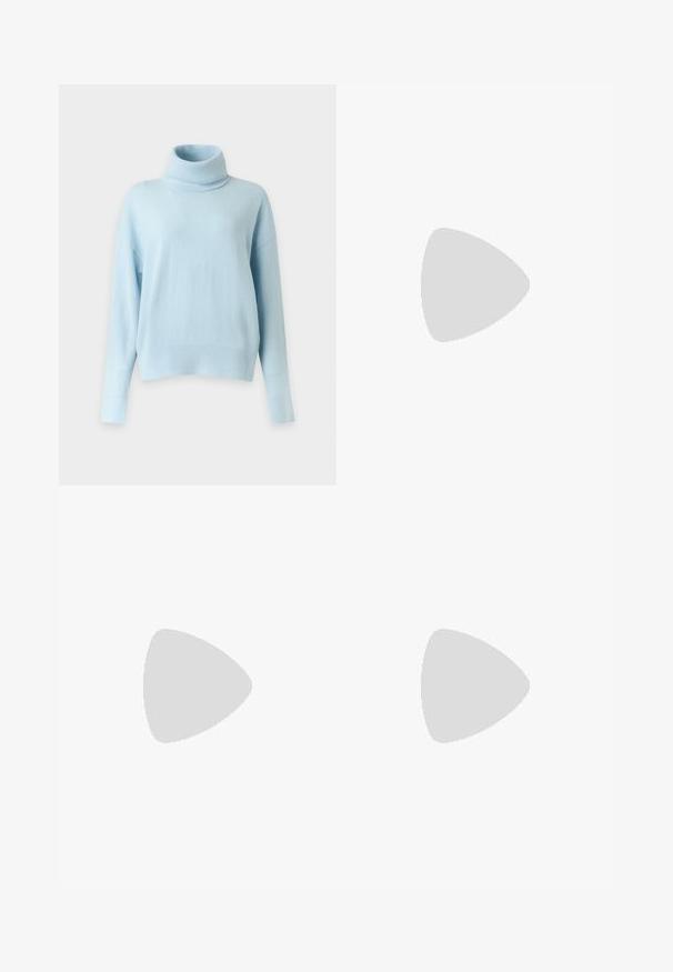 Hellblauer gestrickter Rollkragenpullover mit langen Ärmeln und gerippten Bündchen und Saum, dargestellt vor einem schlichten hellen Hintergrund.; Hochgeschnittene, gerade geschnittene blaue Jeans aus Denim mit vorderen und hinteren Taschen, Knopfverschluss und Gürtelschlaufen auf weißem Hintergrund.; Schwarze Lackleder-Ballerina mit spitzem Zehenbereich, kleinem dekorativen Riemen und niedrigem Blockabsatz. Glatte Textur und elegantes Design.; Beige Shearling Schultertasche mit einem gebogenen Griff und einer runden Form. Die Textur ist weich und plüschig, mit minimalen Hardware-Akzenten.