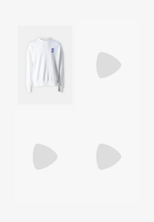 Valkoinen collegepaita, jossa on pyöreä pääntie ja pitkät hihat. Vasemmassa rinnassa on pieni sininen logo. Pehmeä kangas, jossa on sileä pinta.; Yksinkertainen valkoinen lyhythihainen pyöreäkauluspaita, väljähkössä istuvuudessa, esitetty vaalealla taustalla.; Khaki chinos slim fit, valmistettu sileästä puuvillakankaasta. Varustettu tavanomaisella nappikiinnityksellä ja vyölenkeillä. Tasainen etuosa.; Mustat urheilu kengät, joissa on hengittävää verkkoa ja synteettisiä materiaaleja. Erottuva teksturoitu pohja ja kolme mustaa raitaa sivussa.