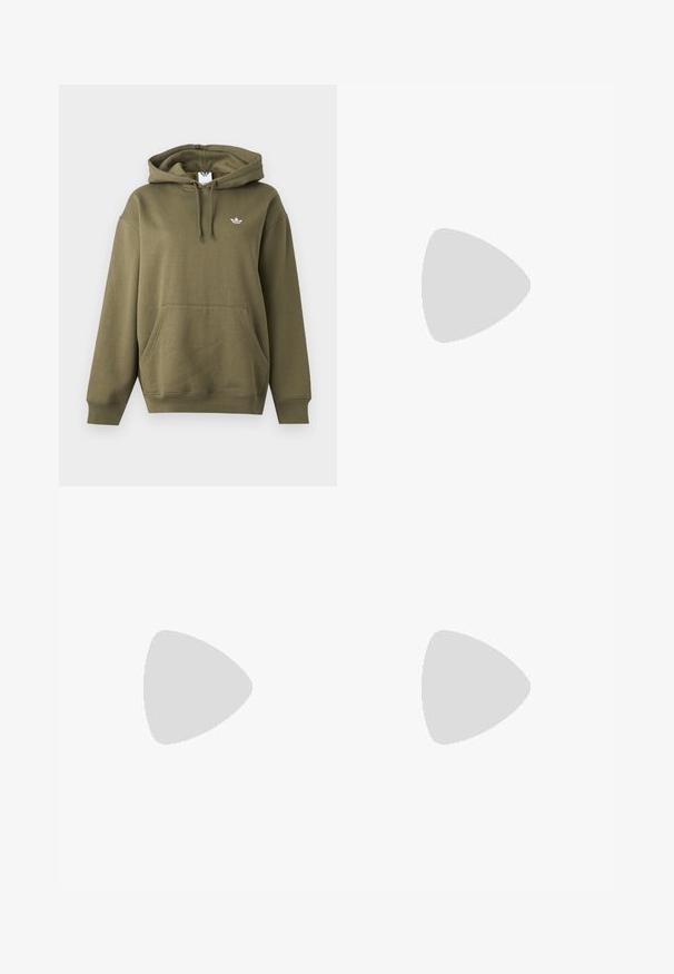 Olijfgroene hoodie met voorzak, trekkoorden, geribde manchetten en een klein wit logo op de linkerborst.; Olivgroene T-shirt met korte mouwen, ronde hals en klein wit Adidas trefoil-logo op de linkerborst.; Olijfgroene wijde joggingbroek van zachte stof, voorzien van een tailleband met trekkoord en witte strepen aan de zijkant. Adidas-logo in zilver.; Beige sneakers met donkergroene strepen, rubberen zool, bovenwerk van suede en textiel, en neutrale hardware, gecombineerd met bruine sokken op een lichtblauwe ondergrond.