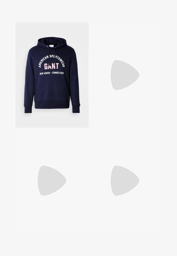Sudadera de color azul marino con un bolsillo canguro, capucha con cordón y texto gráfico blanco que dice "American Sportswear GANT New Haven - Connecticut."; Camisa de mezclilla con rayas verticales en azul claro, cuello clásico, cierre de botones, bolsillo en el pecho izquierdo y mangas largas con puños abotonados.; Jeans de mezclilla en azul oscuro con corte recto, presentan un diseño de cinco bolsillos, botón superior y acentos de remaches de cobre.; Zapatilla blanca con parte superior de cuero liso y perfil bajo. Presenta una puntera redondeada, seis ojales y una suela de goma texturizada.