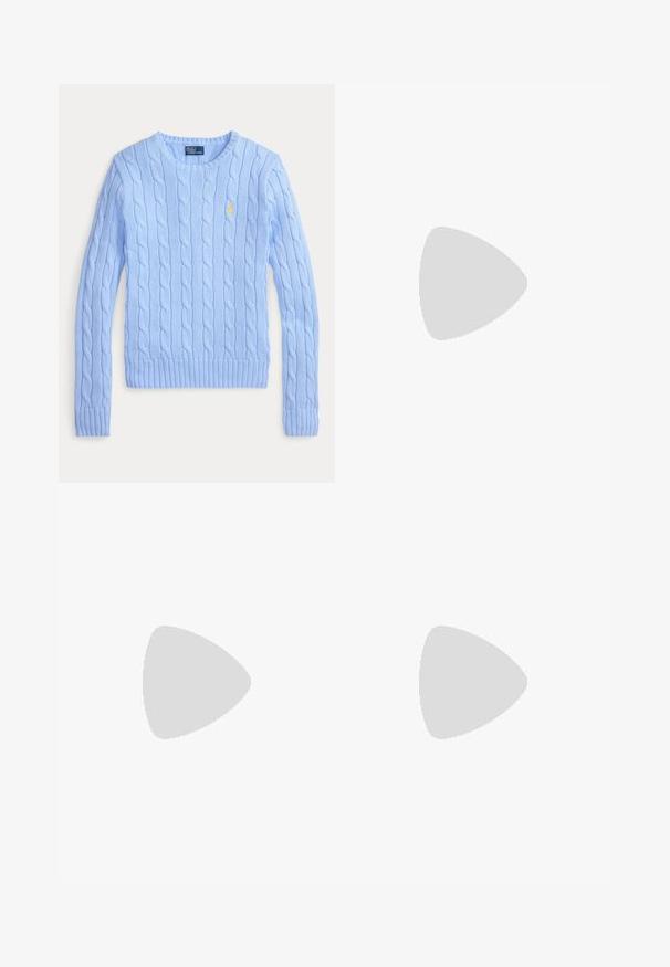 Lyseblå kabelstrikket trøje med lange ærmer, rund halsudskæring og lille gul broderet logo på venstre bryst.; Sort kortærmet T-shirt med hvid polo-spiller på hest grafik i midten og teksten ""Polo"" på venstre ærme.; Hvide flared jeans med høj talje, lavet af denim. Har to frontlommer og slidser i bunden. Rent design uden synlige detaljer.; Sort ruskind knæhøj damesko med blokhæle og spids tå, med et lille gyldent logo tag tæt på øverste bagside.