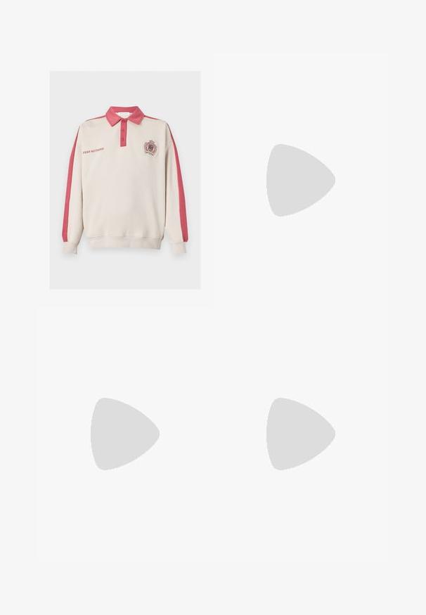 Beige langærmet polo sweatshirt med rød krave, røde striber på ærmerne, teksten ""FEAR NOTHING"" på brystet og våbenskjoldlogo på venstre side.; Lysegul bomulds t-shirt med korte ærmer og rund halsudskæring; har et lille hvidt logo på den øverste venstre bryst.; Tan denim jeans med lige ben-design, der har lynlås, bæltesløjfer og kontraststing. Ingen bemærkelsesværdige mønstre eller hardwaredetaljer.; Hvide sneakers med sorte og grå detaljer, med en tekstureret grå tåhætte, sort gummisål og flade hvide snørebånd. Rent design, minimalistisk stil.
