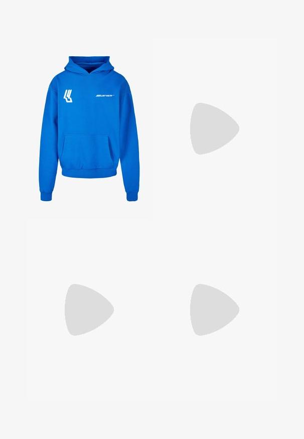 Sudadera azul hecha de una mezcla de algodón. Cuenta con un bolsillo frontal, puños acanalados y un logo impreso en blanco en el pecho y la manga.; Camiseta de algodón azul royal con escote redondo y mangas cortas. Textura suave, corte relajado y sin patrones ni logotipos visibles.; Pantalones cortos de algodón azul con una cinturilla elástica, cierre de cordón y un sutil detalle gráfico en el lado. Textura suave y corte holgado.; Zapatilla negra Adidas con franjas blancas, cordones azules y suela de goma flotando sobre un escalón de hormigón gris con luz suave.