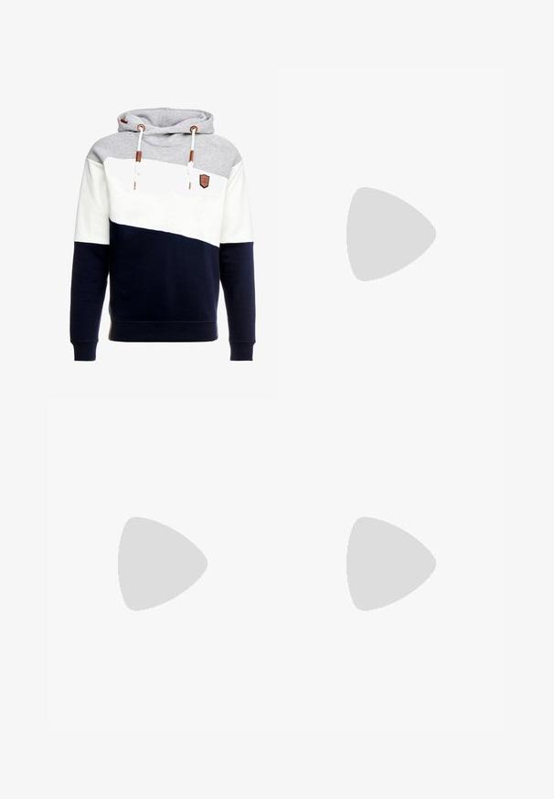 Hættetrøje i grå, hvid og navy blue. Har et diagonalt farveblokdesign, bomuldsstof og et læderlignende emblem på brystet.; Hvid bomulds T-shirt med korte ærmer, rund halsdesign og en glat tekstur. Etiket synlig ved halsudskæringen. Enkel og klassisk stil.; Mørkeblå denim jeans med lige ben, som har forlommer, lynlås og subtile syninger.; Hvid lavtop sneaker med snørebånd foran og tyk sål, vist fra siden mod en neutral baggrund.