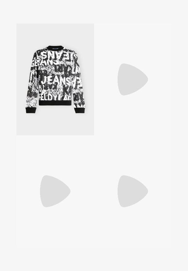 Sudadera de manga larga en blanco y negro con salpicaduras de pintura abstractas y texto audaz y superpuesto que dice "JEANS" en el delantero y las mangas.; Pantalones de mezclilla negros con un patrón de estilo graffiti en tonos de gris. Diseño de pierna recta con una estructura clásica de cinco bolsillos y herrajes metálicos.; Zapatillas blancas bajas con suelas recortadas únicas, usadas con pantalones de color claro sobre un suelo de madera.; Bolso bandolera negro con cuerdas elásticas blancas en el bolsillo frontal y correa ajustable con el texto "JEANS" en relieve.
