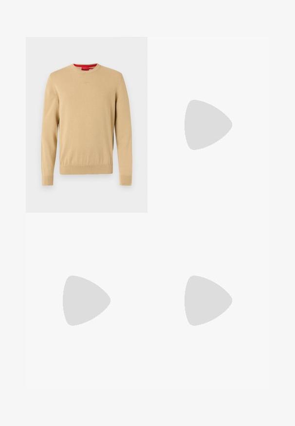 Beige herrestriktrøje med rund hals, lange ærmer, ribbede ærmekanter og kant samt et diskret broderet logo på brystet.; Beige bomuldsbukser med lige ben, der har en enkelt sort knaplukning og to forlommer. Glat tekstur.; Sort og brun sneaker med beige stribe og "BOSS"-logo, svævende over gråt betongulv og baggrund med glassblokvæg.; Sort læderbælte med mat sort metalspænde, let rullet med remmenes ende hvilende på en hvid overflade.