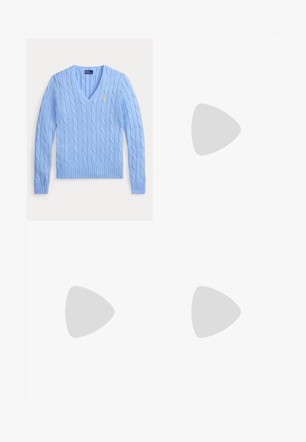 Hellblauer Pullover mit Zopfmuster, V-Ausschnitt und langen Ärmeln, mit kleinem gelbem Sticklogo auf der linken Brust.; Schwarzes Langarmhemd aus Baumwolle mit Button-Down-Kragen, ausgestattet mit weißen Knöpfen und einem kleinen gestickten Logo auf der Brust.; Gerade geschnittene Khakihose mit Vordertaschen, Gürtelschlaufen und Knopfverschluss, flach auf weißem Hintergrund präsentiert.; Weißer Lederloafer mit brauner Gummisohle und kleinem goldenen Schnallendetail oben, von der Seite auf einfachem Hintergrund gezeigt.