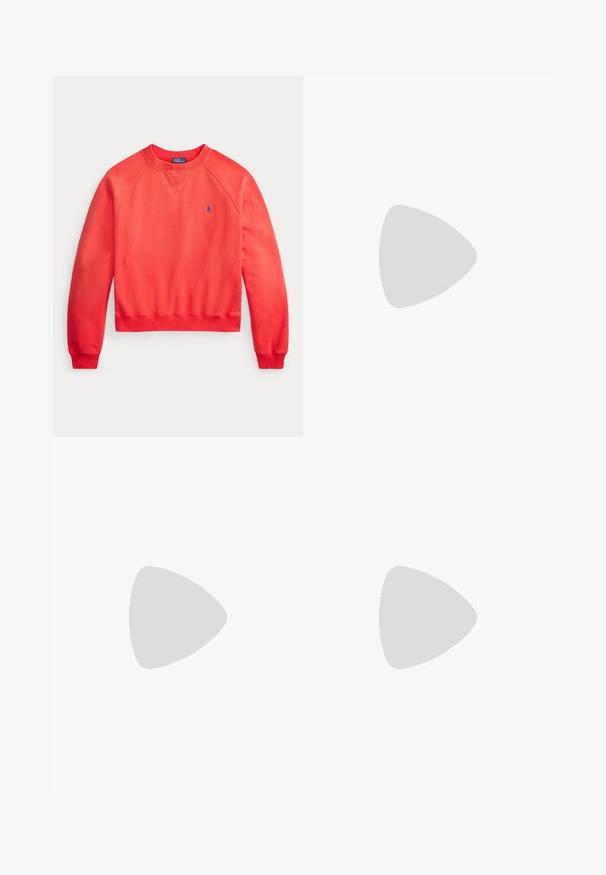 Rød crewneck sweatshirt med lange ærmer og et lille blåt broderet logo på venstre bryst, lagt fladt på en hvid baggrund.; Straight-leg blå denim jeans med fem lommer, knaplukning og subtil falmning på lår og knæ, lagt fladt på hvid baggrund.; Lyseblå ruskindssneaker med hvide snørebånd og gummisål vist fra siden på en hvid baggrund.; Olivengrøn halvmåneformet læderhåndtaske med en enkelt strop og en sølvspænde med et logo af en hest og rytter.