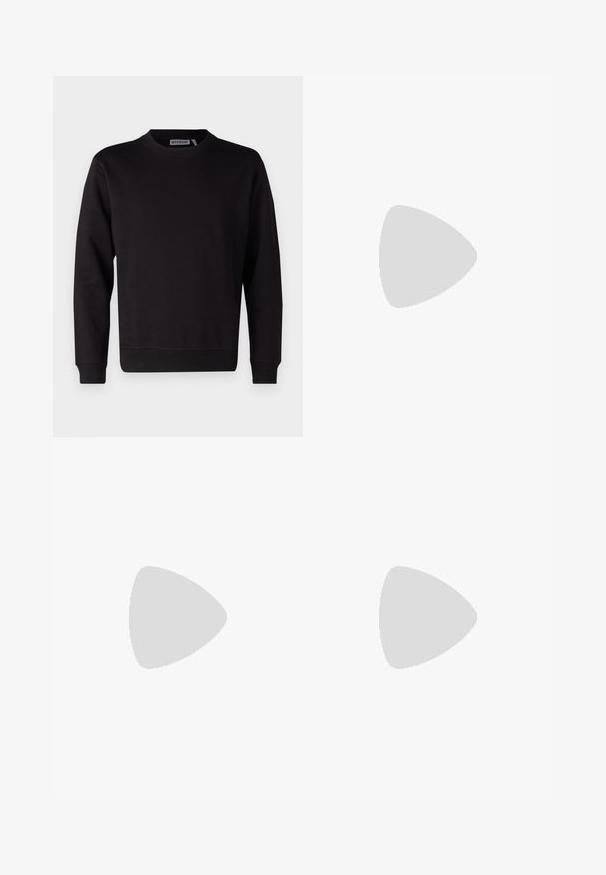 Zwarte sweatshirt van een gladde katoenmix, met een ronde hals, lange mouwen en geribbelde manchetten en zoom. Geen patronen of opvallende details zichtbaar.; Zwart corduroy overhemd met lange mouwen, knoopsluiting, twee borstzakken en een puntige kraag. Geweven stof met een gladde afwerking.; Zwarte vervaagde rechte broek met vijf zakken, knoopsluiting en riemlussen, plat gelegd op een witte achtergrond.; Zwarte leren loafers met een ronde neus, ton-sur-ton stiksels en een banddetail aan de voorkant. Rubberen zool met een lage hak.