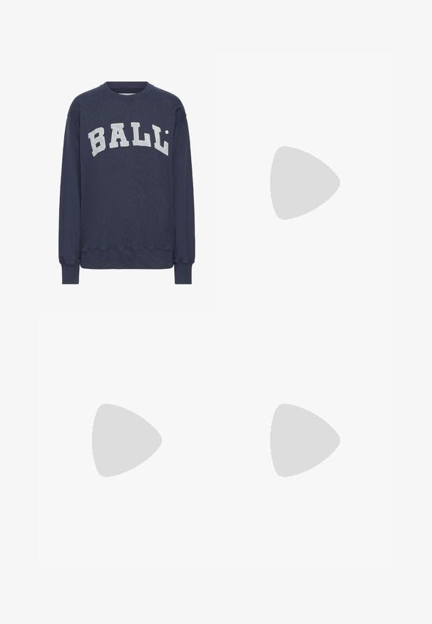 Marineblå sweatshirt lavet af en bomuldsblanding, med ribbet struktur, rund halsudskæring og hvidt broderet "BALL" tekst på forsiden.; Sorte udringede bukser med en samlet talje, lavet af blødt, strækbart stof. Har et lille hvidt logo på venstre side.; Stribet sort og hvid t-shirt, beige plisseret nederdel, sorte sneakers med hvide detaljer, båret med sorte crew-sokker.; Sort halvmåneformet læderhåndtaske med kort rem og lynlåslukning med læder trækflig på siden.