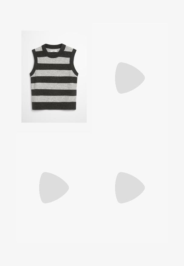 Ærmeløs sweater i grå og mørkegrå striber, lavet af blødt stof. Har en rund halsudskæring og en lige pasform.; Sorte vide bukser lavet af letvægtsstof. Har en elastisk talje med snor. Rent, minimalistisk design uden mønstre.; Sorte læder flade sko med rund tå, et enkelt justerbart spænde og en glat, blank overflade. Minimalistisk design med en lav hæl.; Sort skuldertaske i læder med en buet klap, der er fastgjort med en rund metal spænde, og en slank, justerbar rem.