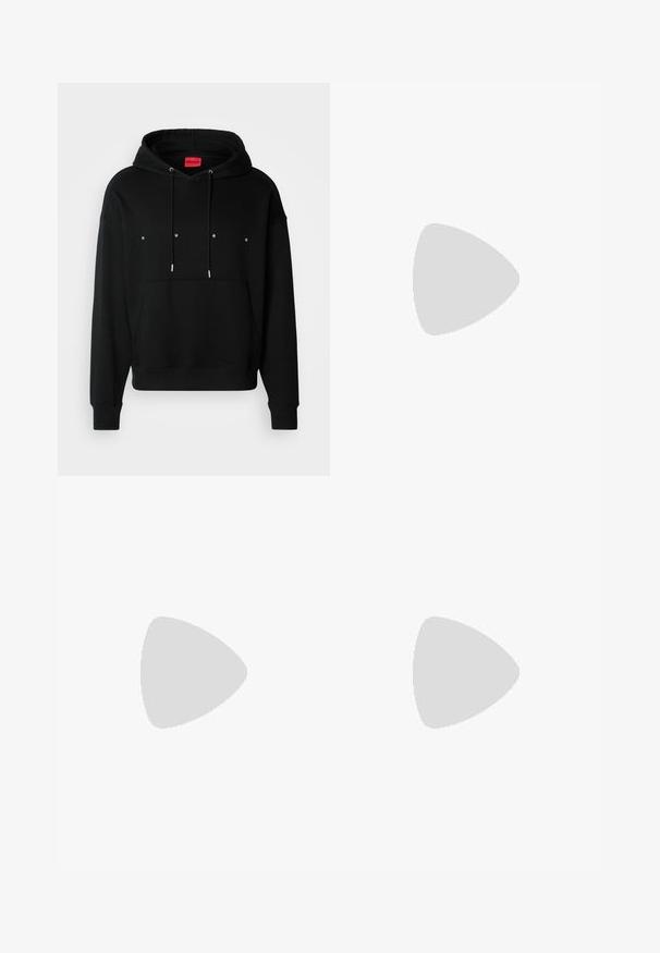 Haut à capuche noir en tissu doux avec une poche kangourou, des cordons de serrage ajustables et le texte blanc "HUGO" à l'avant.; T-shirt blanc à manches courtes avec trois petits drapeaux bleus sur la poitrine gauche, chaque drapeau affichant le mot "HUGO" en lettres blanches.; Jeans en denim noir avec une coupe droite, cinq poches et une fermeture à bouton à l'avant. Surface texturée avec des détails de décoloration subtils.; Chaussure habillée en cuir noir brillant avec un petit talon, fermeture à lacets et bout rond, vue de côté sur un fond uni et clair.