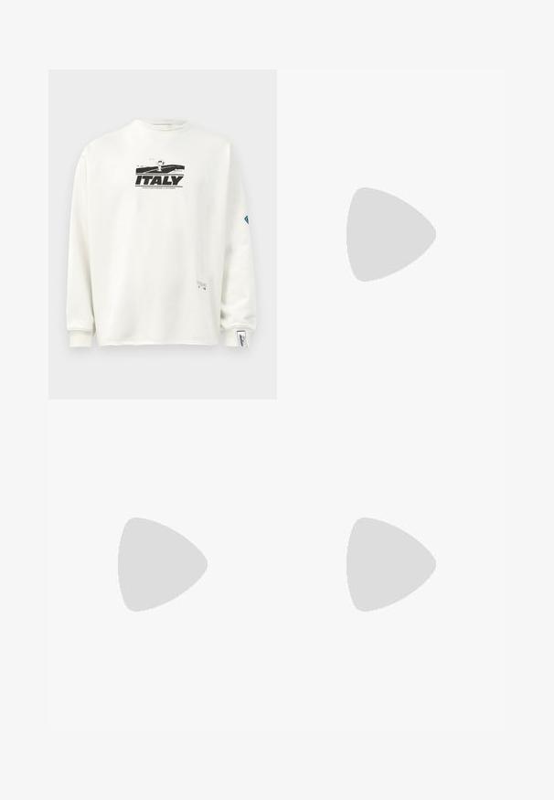 Witte lange mouwen sweatshirt met een zwart grafisch print van "ITALIE" en een karakter, met een textuurstof en geribde manchetten.; Lichtblauwe, loszittende denim jeans met vijf zakken, een knoopsluiting en zichtbare stiksels. De stof heeft een vervaagde, gestructureerde uitstraling.; Witte sneaker met suède accenten, ronde neus, platte veters en een crème rubberen zool. Bevat groene branding op de hiel.; Blauwe gestructureerde crossbody tas van textuurmateriaal, met een ritsluiting, een voorvak en een verstelbare schouderband met "EMPOR" branding.
