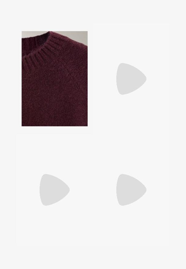 Gros plan d’un pull en maille douce de couleur violet foncé, montrant l’encolure ronde côtelée et le tissu texturé.; Pantalon large en denim noir à taille haute, doté de poches avant, d'une fermeture à boutons et d'une texture lisse sans usure apparente.; Baskets bordeaux en cuir texturé, avec trois bandes blanches et des accents dorés. Semelle en caoutchouc, design classique Samba, et détails en mesh respirant.; Sac à main en cuir noir avec une texture lisse. Dispose d'une bandoulière adjustable et d'un design élégant et minimaliste avec une fermeture éclair.