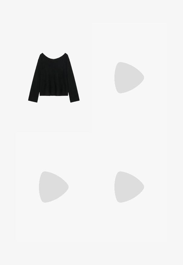 Sort langærmet sweater med en bred, let sænket udskæring og en lige kant forneden.; Sorte ribbet stof med en struktureret overflade, der fremhæver subtile folder og kurver. Materialet ser let og fleksibelt ud.; Sort flad sko med en enkelt tynd rem over vristen og små perforerede huller på siden, vist i sidevisning.; Ung kvinde med langt sort hår sidder på en træklods iført en cremet outfit og holder en sort læder skuldertaske over brystet.