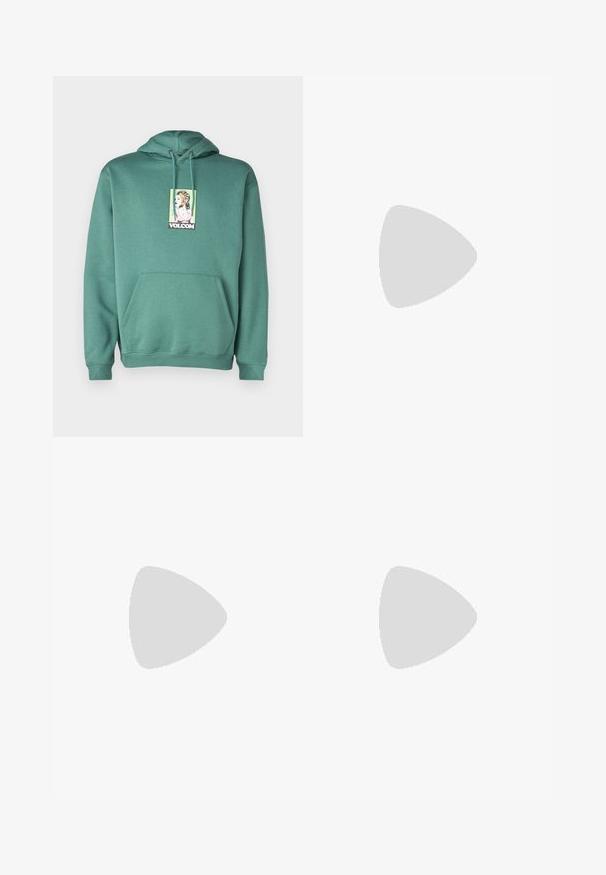 Volcom NODER  - Jersey con capucha - sea green; Camiseta blanca de manga corta con un pequeño logo abstracto de ola y montaña en verde a la izquierda del pecho, sobre un fondo liso.; Vaqueros azules de mezclilla de tiro alto y corte holgado, con bolsillos delanteros, trabillas para cinturón, cierre de botones y detalles desgastados a lo largo de las piernas.; Las zapatillas Nike Dunk presentan un diseño de cuero negro con acentos rojos y un swoosh blanco. La suela es roja, con una puntera blanca texturizada.