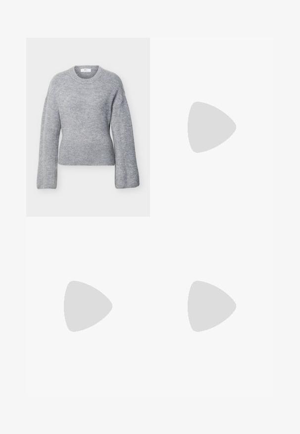 Pull en maille gris clair à manches longues avec col rond côtelé, poignets et ourlet, présenté à plat sur un fond blanc.; Jupe plissée beige en tissu lisse, équipée d'une ceinture noire avec une boucle argentée. La jupe présente une coupe évasée et une longueur mi-mollet.; Jambes portant des leggings côtelés foncés associés à des ballerines noires avec de petits détails en nœud sur fond blanc.; Petit sac à main noir brillant avec deux longues anses et des détails à cordon sur les côtés sur un fond clair uni.