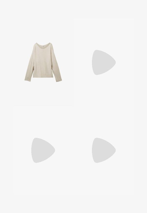 Beige geribde trui met een brede ronde halslijn, lange mouwen en een rechte snit, met een textuurstof en een centrale naad.; TOM TAILOR DENIM T-shirt basic - gardenia white; Donkerblauwe rechte jeans van denim. Heeft vijf zakken, contrasterend oranje stiksels en een label op de tailleband met de merknaam.; Witte sportschoen met een bovenwerk van mesh en synthetisch materiaal, voorzien van zilveren accenten en een gestructureerde rubberen zool, gelabeld "TOM TAILOR."