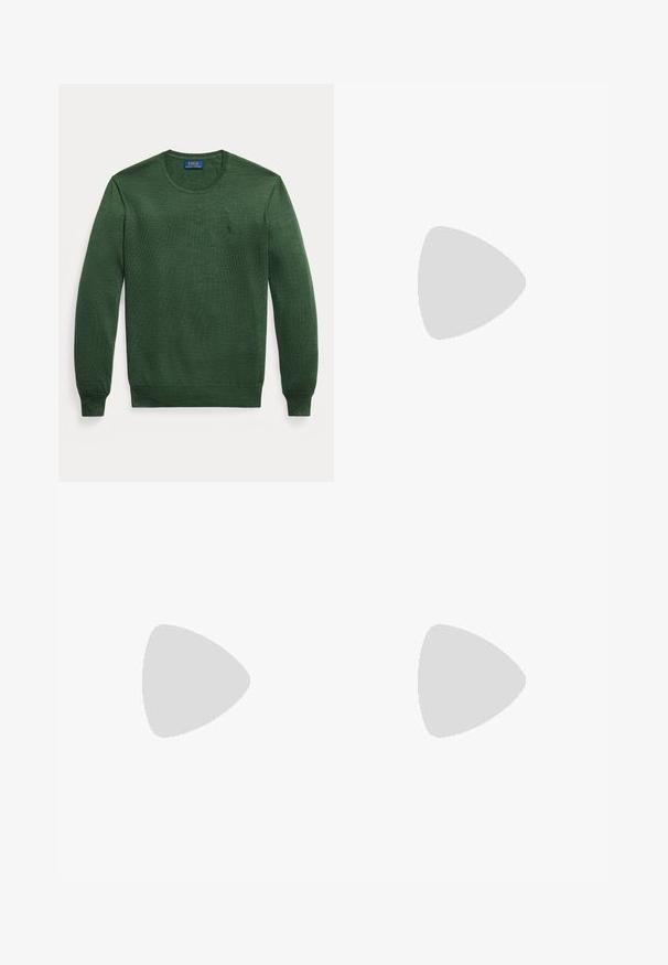 Grüner Pullover mit Rundhalsausschnitt und langen Ärmeln, gerippten Bündchen und Saum, mit kleinem gesticktem Logo auf der linken Brust.; Schwarzes, langärmliges Hemd mit Knopfleiste, knöpfbarem Kragen und kleinem gelbem Polo Ralph Lauren-Logo auf der linken Brust.; Schwarze Slim-Fit-Herrenhose mit Gürtelschlaufen und Vordertaschen, flach auf hellem Hintergrund ausgelegt.; Schwarzer Leder-Chelsea-Stiefel mit elastischen Seitenteilen, Zuglasche hinten und profiliertem Gummisohlenabsatz, im Profil gezeigt.
