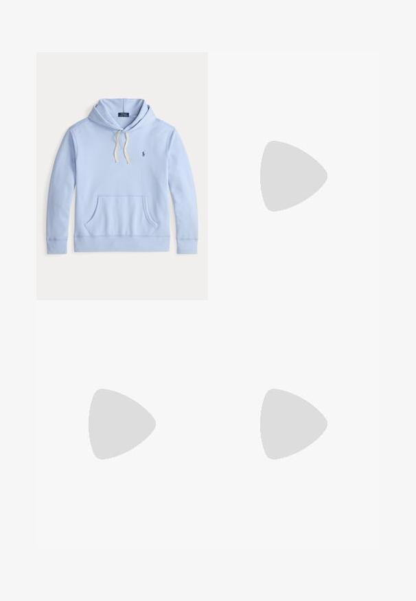 Helle blaue Kapuzenjacke aus weichem Baumwollstoff, mit einer Kordelzugkapuze, Kängurutasche und einem gestickten Logo auf der Brust.; Himmlisch blaues Langarm-Hemd aus Baumwolle mit klassischem Kragen und kleinem roten gestickten Logo auf der Brust.; Beige Baumwollhose mit geradem Bein, Fronttaschen, Gürtelschlaufen, Knopfverschluss und Reißverschluss, flach auf weißem Hintergrund dargestellt.; Weißer Ledersneaker mit glatter Textur, ausgestattet mit einer perforierten Zehenpartie, Schnürverschluss und gesticktem Logo an der Seite. Weiße Gummisohle.