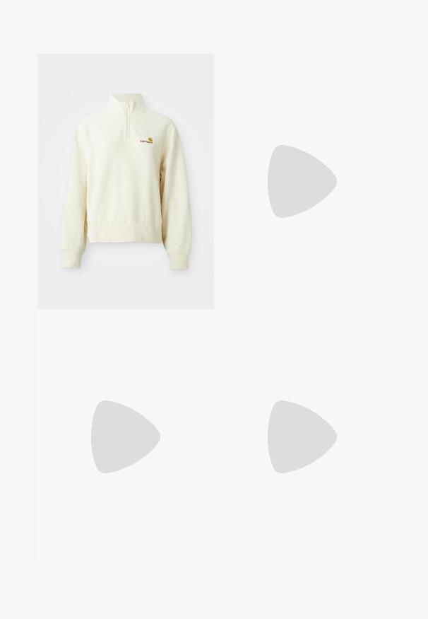 Crème kleurige pullover met een hoge kraag en een half-ritsluiting. Heeft ribgebreide manchetten en een logo op de linkerborst. Zachte, gladde textuur.; Poloshirt met lange mouwen, witte basis met marineblauwe en lichtblauwe horizontale strepen. Opvallende witte kraag en zachte katoenen textuur.; Beige wijde broek van katoen, met een knoopsluiting en riemlussen, met een gladde textuur en een nette afwerking.; Zwarte Adidas sneaker met witte strepen en gumzool die boven grijze betonnen trappen zweeft in natuurlijk licht.