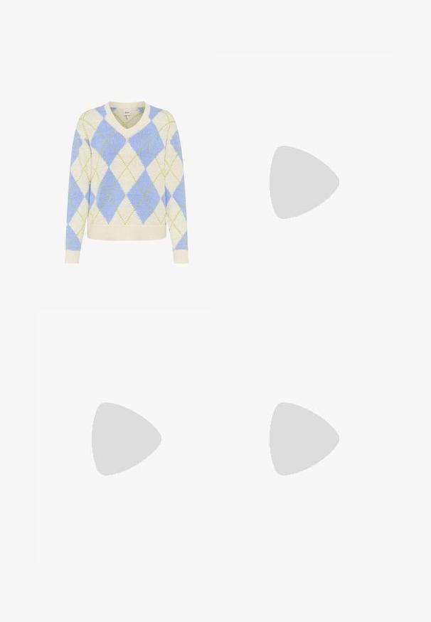 Lysefarvet, strikket sweater med V-hals, blå og hvidt argylemønster med grønne accenter. Tekstureret stof, lange ærmer og ribbet kant.; Hvid langærmet skjorte med knapper, spids krave og figursyet talje, vist på en ensfarvet baggrund.; Sort og grå ternet plisseret nederdel med en glat overflade, der har lodrette og vandrette linjer for et struktureret design.; Sorte læder loafers med en bølget front, rund tå og en blokhælc. Har et dekorativt bånd og syninger langs kanterne.
