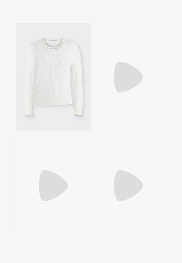 Pull blanc à manches longues en maille torsadée avec col rond et bordure beige subtile au col et aux poignets, avec étiquette Lacoste à l'intérieur du col.; Pantalons à carreaux avec un motif quadrillé marron et blanc, devant plissé, coupe droite et texture lisse. Convient à diverses occasions.; Chaussure plate à bout pointu vert olive avec bride arrière, talon noir bas et finition lisse et brillante.; Sac à épaule en cuir marron avec rabat incurvé et fermoir circulaire argenté, présenté sur un fond clair uni.