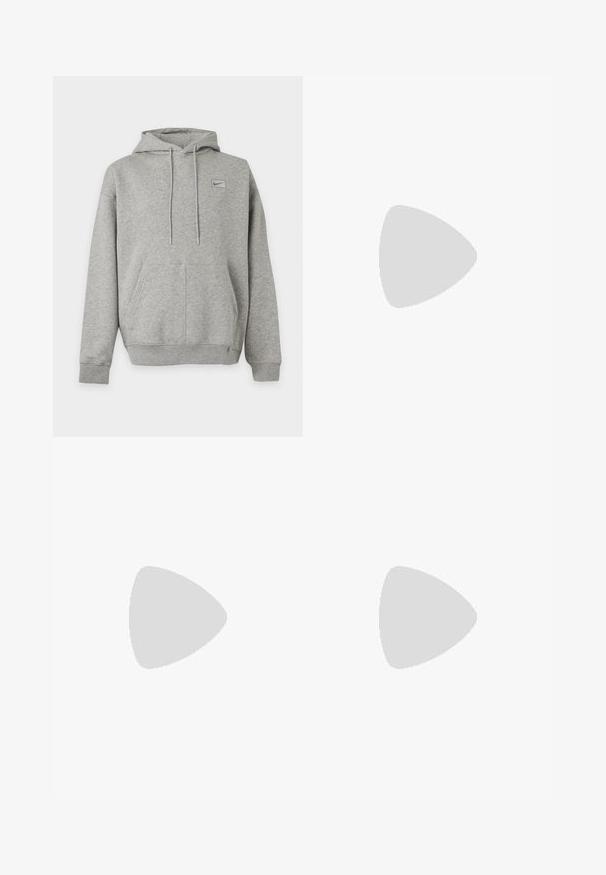 Lysegrå Nike-hættetrøje med frontlomme, snøre i hætten og lille logo på venstre bryst mod en ensfarvet baggrund.; Rød bomulds-T-shirt med sort Nike-logo og teksten "AIR". Korte ærmer og rund halsudskæring med en afslappet pasform. Glat tekstur.; Sorte shorts med elastisk talje og justerbar snor. Lavet af et glat stof, med en løs pasform og uden synlige mønstre.; Lyst grå løbesko med sorte detaljer, orange logo, mesh-overdel, polstret krave og gummisål med synlige stødabsorberende enheder.