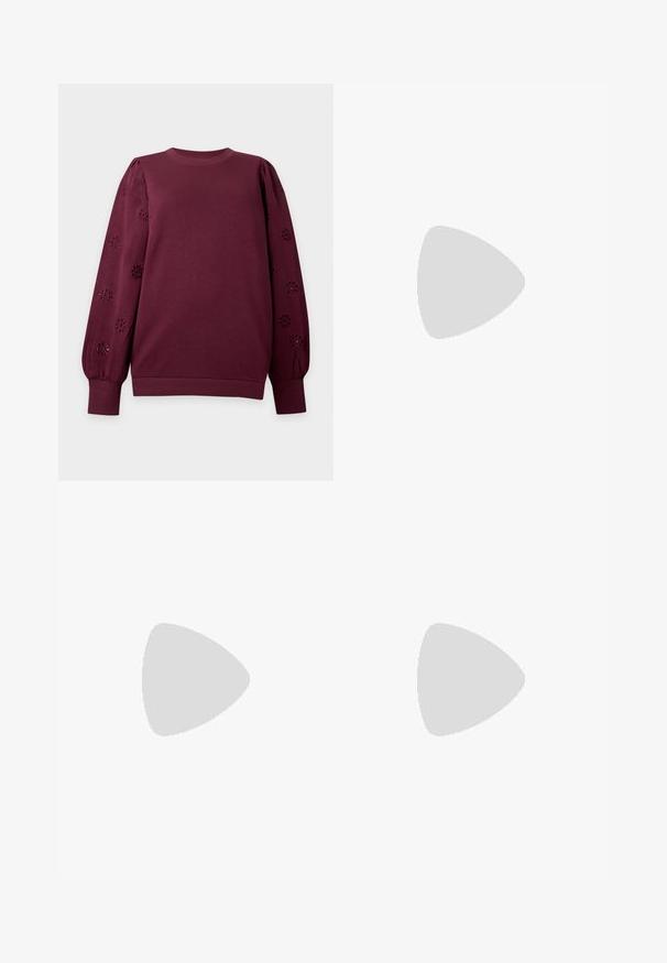 Bordeauxroter Pullover mit langen Ärmeln, Rippbündchen an Ärmelenden und Saum, mit Lochblumenmuster auf gepufften Ärmeln.; Mintgrüner Jeansrock mit Knopfverschluss, zwei Vorderaschen und ausgestelltem Design. Strukturierter Stoff mit sichtbaren Nähdetails.; Schwarze Damensandalette mit Riemchen, flachem Kleinstabsatz und Knöchelriemen auf hellem einfarbigem Hintergrund.; Goldfarbene Halskette und Armband mit runden, mit Kristallen besetzten Anhängern, die durch zarte Ketten mit verstellbaren Verschlüssen verbunden sind.