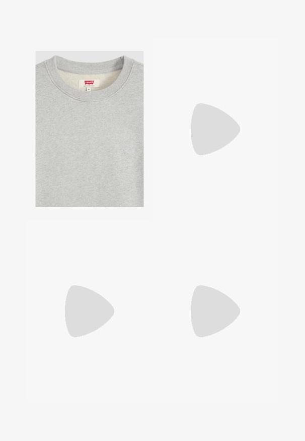 Hellgraues Sweatshirt mit Rundhalsausschnitt, kleinem weißem Levi's-Logo-Stick auf der Brust und rotem Levi's-Etikett innen am Kragen mit der Größe Medium.; Weißes Baumwoll-T-Shirt mit Rundhalsausschnitt, kurzen Ärmeln und lässiger Passform. Glatte Textur und keine sichtbaren Muster oder Akzente.; Hellblaue Jeans aus Denim mit geradem Bein, fünf Taschen und einem vorderen Knopfverschluss mit kontrastierenden Nähten.; Weißer niedriger Sneaker mit Schnürdesign, glattem Lederobermaterial und flacher Gummisohle, seitlich auf weißem Hintergrund dargestellt.