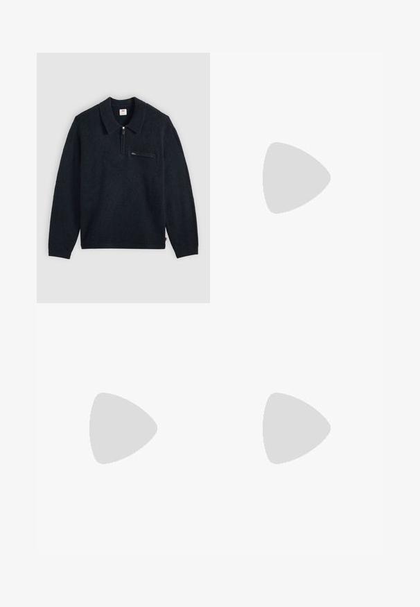 Dunkelblauer langärmliger Pullover mit Kragen, kurzem Frontreißverschluss und Reißverschlusstasche auf der Brust vor einem schlichten hellen Hintergrund.; Weißes Baumwoll-T-Shirt mit kurzen Ärmeln, rundem Ausschnitt und Brusttasche auf der linken Seite. Mit kleinem rotem Logotag an der Tasche.; Dunkelblaue Denim-Jeans mit geradem Bein, fünf Taschen und Knopfverschluss, mit kontrastierenden Nähten und subtilen Abnutzungen.; Weiße und grüne Sneakers aus glattem Leder und Wildleder, mit einem auffälligen grünen Logo-Akzent und weißen Schnürsenkeln. Graue Hosen sind teilweise sichtbar.