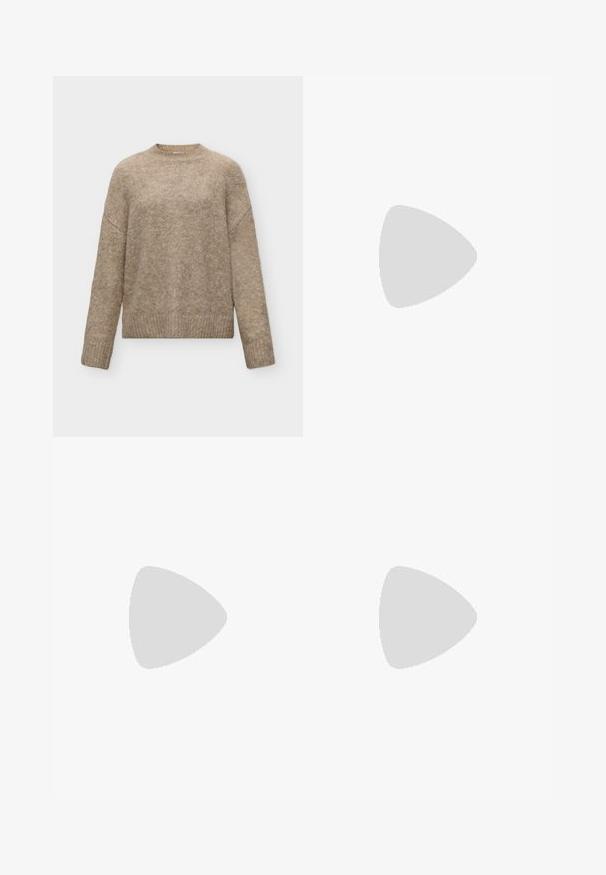 Langærmet beige uldtrøje med ribkantede manchetter, kant og rund hals på hvid baggrund.; Brune bukser med brede ben og elastisk talje med snøre, vist mod en ensfarvet hvid baggrund. Ingen synlige logoer eller mønstre.; Platform sneakers med et brunt og cremefarvet camouflage-mønster, kontrasterende lysebrune såler og hvide snørebånd. Overdelen har blandede materialer og teksturer.; Mørkebrun læder skuldertaske med en blød, afslappet form og et snoet knudehåndtag på en ensartet hvid baggrund.