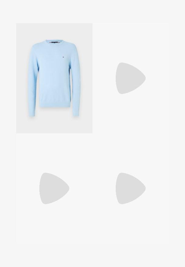 Lichtblauwe, textuurdichte, lange mouw crewneck trui met klein geborduurd logo op de linkerborst en geribde manchetten en zoom.; Lichtblauw overhemd met lange mouwen, knoopsluiting, scherpe kraag en borstzak met klein logo op een lichte achtergrond.; Lichtblauwe denim jeans met een rechte pijp, uitgerust met vijf zakken, een ritssluiting en subtiele vervagingen door de stof.; Bruine suède loafer met donkerbruine lederen riemdetail en witte zool, zijaanzicht op een witte achtergrond.