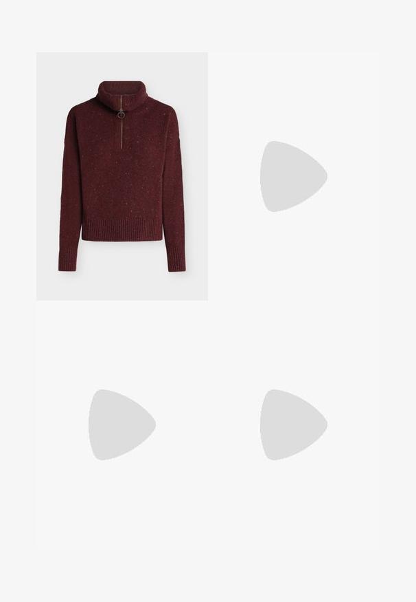 Pull en maille bordeaux à manches longues, poignets et ourlet côtelés, col haut, et fermeture éclair frontale avec un curseur circulaire.; Pantalons larges bordeaux en tissu lisse et texturé, dotés de deux poches latérales et d'une taille haute.; Botte en cuir brun foncé mi-mollet avec un bout pointu et un talon bloc, finition lisse, et détails de coutures le long des côtés.; Sac à main bordeaux en matériau brillant, de forme rectangulaire, avec deux anses et des accents légèrement courbés à l'avant.