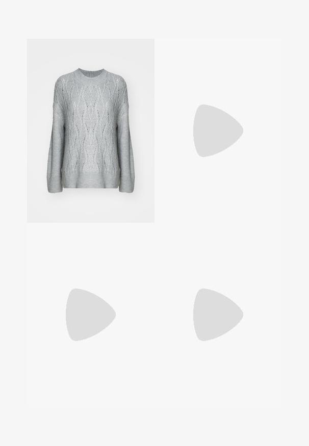 Lichtgrijze gebreide trui met een golvenpatroon, ronde halslijn en lange mouwen met een geribbelde zoom en manchetten.; Lichtgrijze jeans met hoge taille en rechte pijpen, voorzakken, riemlussen en een ritssluiting.; Hoge zwarte leren laars met chunky zwarte plateauzool en bruine accent op de hak, zij-aanzicht op een lichtgrijze achtergrond.; Zilveren creool oorbellen met een gladde, reflecterende oppervlak. Ronde, grote vorm met een veilige sluiting aan de bovenkant. Gepolijste afwerking toont de glans.