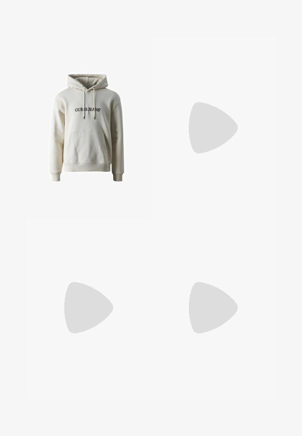 Guess Jeans HOOD REG AMERICA TRAD - Jersey con capucha - biscotti; Camiseta de manga corta de color gris oscuro con cuello redondo y pequeño logo blanco "ALLSAINTS" en la parte superior izquierda del pecho.; Vaqueros de mezclilla en azul claro con corte recto, que presentan detalles desgastados, cinco bolsillos y un cierre de botón en la cinturilla.; Sandalia negra de dedo abierto con el logo de Calvin Klein en la tira, colocada sobre una alfombra beige cerca de una mesa translúcida de color ámbar.