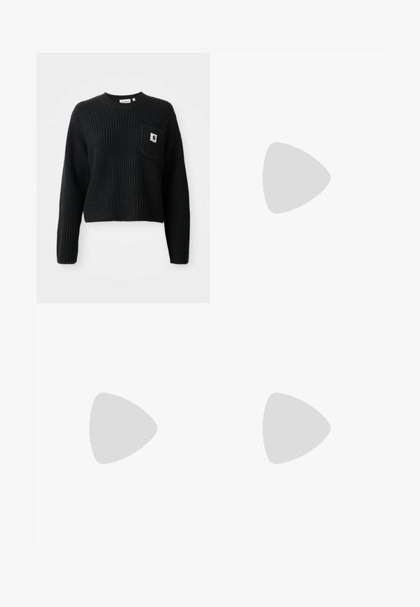 Olivengrønne fløjlsoveraller med brede ben, justerbare stropper og en tekstureret overflade. Simpelt design, ingen synlige mønstre eller hardware.; Sort ribbenstrikket sweater med rund hals, lange ærmer og en frontlomme med et lille logo patch. Forkortet længde.; Sort lædersko med rund tå, lav hæl, snøre detaljer og gul stitching langs sålen. Glat tekstur med en mat finish.; Sølv hoop-øreringe med en poleret finish, der har en cirkulær form og en hængslet lukning. Glat tekstur med minimal detaljering.