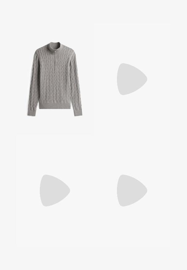 Pull en maille torsadée gris clair avec col demi-fermeture éclair et petit logo rouge, blanc et bleu sur la poitrine gauche.; T-shirt blanc à manches courtes avec le logo "Tommy Hilfiger" en rouge, blanc et bleu sur la poitrine.; Jean en denim bleu avec une coupe droite, cinq poches et des coutures ton sur ton. Le tissu a une texture lisse avec une légère décoloration.; Baskets noires avec dessus en tissu et semelle en caoutchouc. Elles présentent un design à lacets, avec des accents rouges, blancs et bleus au niveau du talon, posées sur des carreaux en bois.