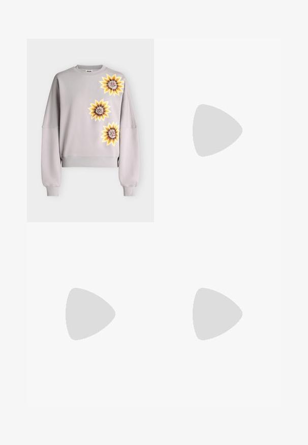 Sweat-shirt gris clair avec trois grands motifs tournesol jaunes sur le devant, manches longues et bord-côtes aux poignets et à l'ourlet.; Pantalon large bleu marine en tissu lisse à taille haute sans fermetures visibles, présentant des lignes épurées et une silhouette élégante.; Escarpin en cuir noir avec un bout pointu et un talon bas. Présente une texture lisse et un éclat subtil. Découpe ouverte à l'avant pour un détail supplémentaire.; Sac rectangulaire couleur crème avec coins arrondis et deux longues poignées courbées, présenté sur un fond blanc.