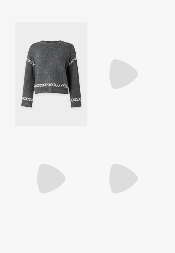 Pull en tricot gris foncé avec des motifs en points de croix blancs sur les manches et près de la taille, col rond, poignets et ourlet côtelés.; Cardigan noir à manches longues avec une texture côtelée, un col rond et un ourlet en dents de scie. Présente un devant à boutons et des détails subtils.; Pantalons évasés noirs en tissu extensible avec une texture lisse. Dotés d'une large ceinture avec des détails de logo en haut.; Botte de cowboy en cuir noir avec bout pointu, talon bloc incliné, couture décorative et languettes en haut sur fond blanc.