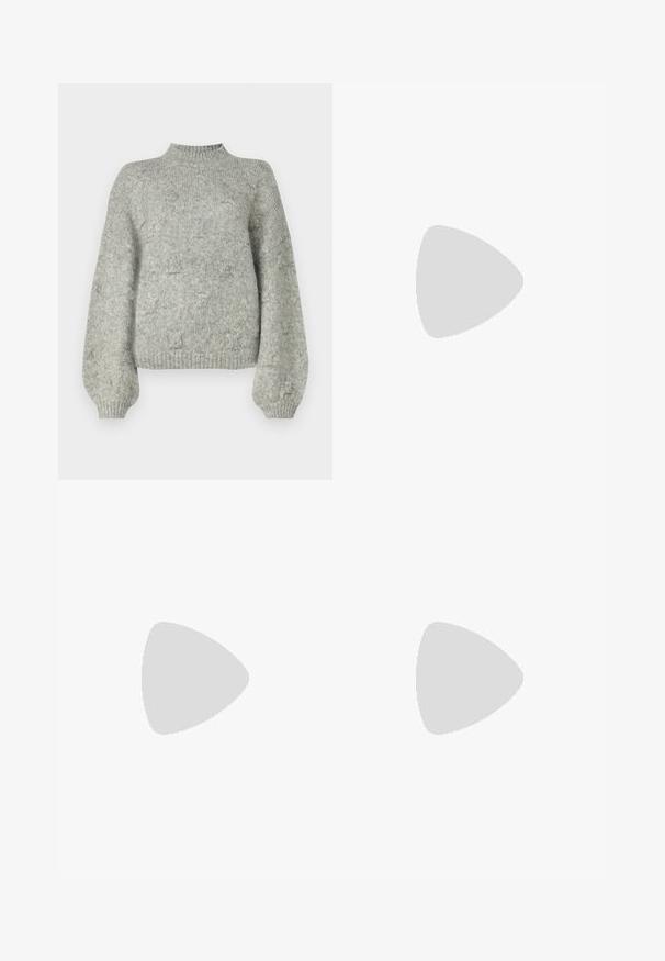 Pull en tricot gris clair avec un col haut, des manches larges et une texture douce. Présente un motif subtil sur l'ensemble.; Jean en denim à jambes larges de couleur bleu foncé, doté d'une taille haute, de motifs délavés prononcés à l'avant, et d'un style classique à cinq poches.; Baskets en daim et cuir noir avec un swoosh latéral crème et un talon crème clair. Dotées de lacets beige et d'une semelle en caoutchouc gomme.; Sac à main en cuir noir avec boucle dorée et détails à rivets, poignées courtes et bandoulière réglable sur fond blanc uni.