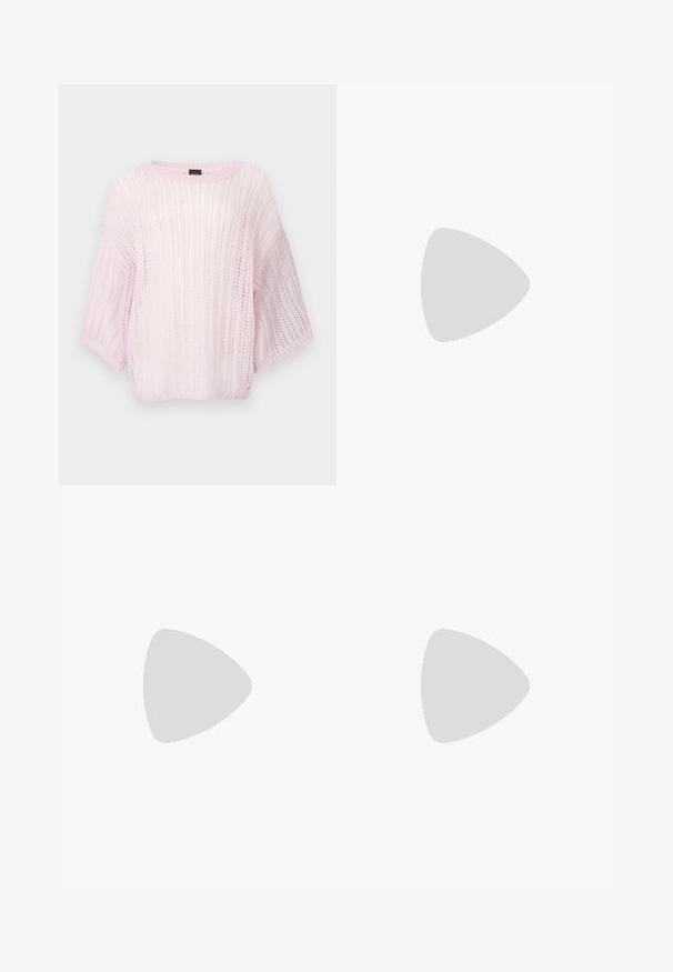 Pull rose clair en tricot avec une coupe ample, des manches larges et un motif texturé. Encolure arrondie et tissu doux et transparent.; Pantalon noir à jambes larges en denim, avec une taille haute, des poches avant et une fermeture simple par bouton métallique.; Chaussure à talon haut noire à bout pointu avec brides enveloppantes autour de la cheville et plusieurs œillets sur le devant pour laçage.; Sac à main en cuir noir de forme arrondie, avec deux longues poignées, des éléments en métal doré et une petite étiquette accrochée. Fermeture zippée sur le dessus.