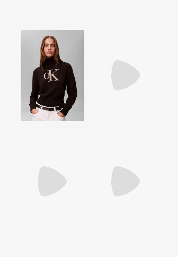 Vrouw met lang haar die een zwarte Calvin Klein coltrui draagt en witte broek met zwarte riem tegen een effen achtergrond.; Lichtblauwe wijde jeans van denim, met een hoge taille, vijf pockets en subtiele vervaging langs de stof.; Zwarte leren Calvin Klein slip-on mule met blokhak rustend op houten tegels buiten, vlak bij een groene plant en een grijze muur.; Zwart, leren schoudertas in halve maanvorm met verstelbare band en zilveren "cK" logo aan de voorkant, tegen een witte achtergrond.