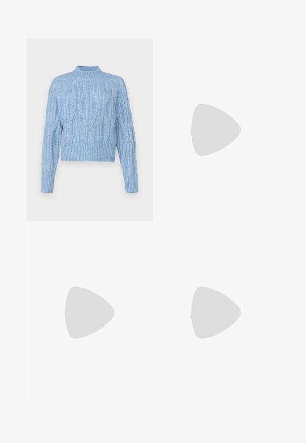 Vero Moda Petite VMBAILY HIGHNECK  - Pullover - allure; Jean skinny en denim bleu, avec un délavage, un design à cinq poches, un bouton en métal et un accent zippé à l'ourlet.; Chaussure plate en cuir noir avec un orteil pointu, présentant une sangle à boucle métallique sur le cou-de-pied et une semelle basse et flexible.; Petit sac à main noir brillant avec deux longues anses et des détails à cordon sur les côtés sur un fond clair uni.