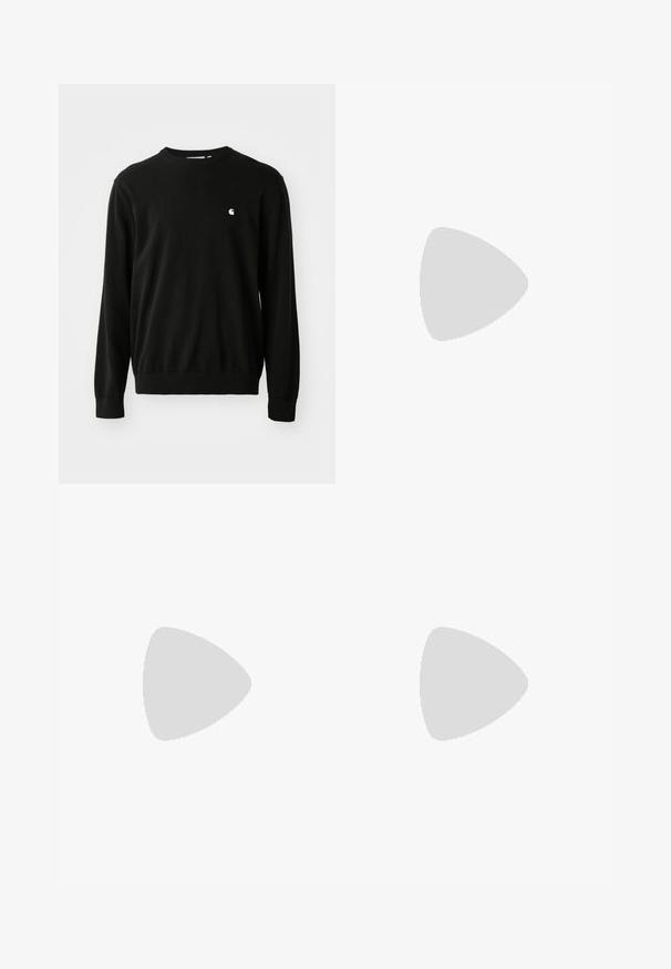 Zwarte katoenen trui met lange mouwen, ronde halslijn, geribde manchetten en onderkant. Heeft een klein wit logo aan de zijkant van de borst.; Witte lange mouwen t-shirt van katoen. Voorzien van een klein gouden logo op de borst en een ronde hals. Eenvoudig ontwerp en standaard pasvorm.; Khaki cargobroek met een lose pasvorm, gemaakt van katoen, voorzien van twee zijvakjes en een ritszak op het linkerbeen.; Zwarte Nike hardloopschoen met witte swoosh, gevoerde segmenten in de zool en ademend bovendeel van mesh, op een effen grijze achtergrond.