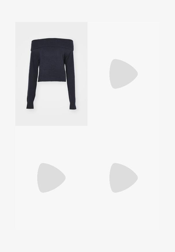 Weekday LOLO OFF SHOULDER  - Πουλόβερ - navy; Σκούρο μπλε τζιν με φαρδιά μπατζάκια, μπροστινές τσέπες, θηλιές για ζώνη και κλείσιμο με κουμπί, απλωμένα σε ανοιχτό φόντο.; Σκούρο καφέ δερμάτινο μπότες μέχρι τη μέση της γάμπας με στρογγυλεμένη μύτη και χαμηλό τετράγωνο τακούνι, που στέκεται σε πεζοδρόμιο κοντά σε πλακιδωμένο τοίχο.; Σκούρα καφέ δερμάτινη τσάντα ώμου με μαλακό, χαλαρό σχήμα και λαβή με στριμμένο κόμπο σε απλό λευκό φόντο.