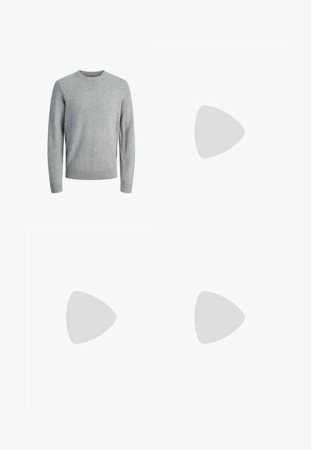 Pull en tricot gris avec un col rond, des manches longues, des poignets et un ourlet côtelés. Texture lisse avec un motif uni, adapté à un style décontracté.; T-shirt blanc à manches courtes en coton avec un col rond, présentant une texture lisse et un design simple, sans motifs ni accents.; Pantalons plissés gris à coupe décontractée, en tissu léger. Comprend des poches avant et une fermeture à bouton à la taille.; Mocassins en cuir noir à bout arrondi, avec un design cousu, une semelle plateforme basse et une semelle en caoutchouc texturée et crantée.