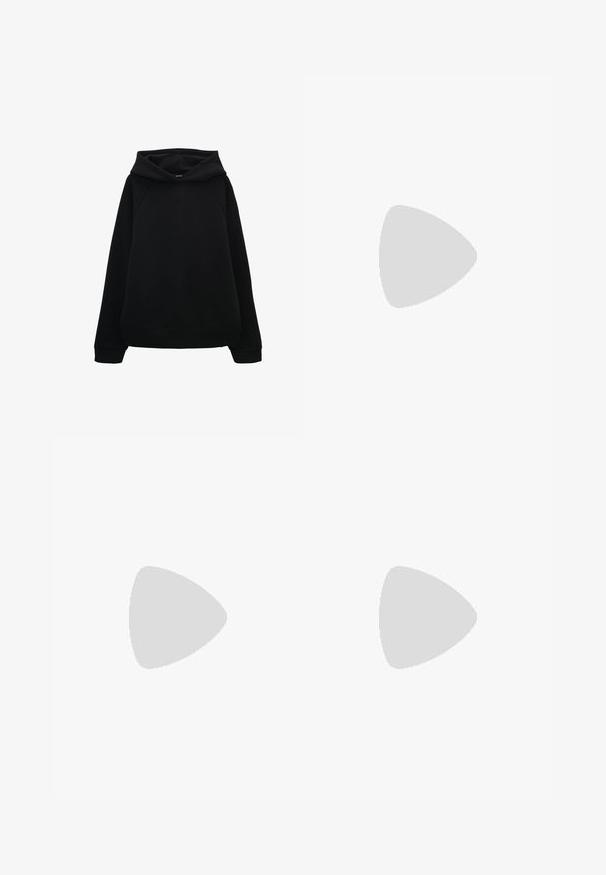 Zwarte hoodie met een relaxte pasvorm, raglanmouwen en ribgebreide manchetten en onderkant. Gladde textuur zonder patronen of zichtbare hardware.; Zwarte geribde leggings met een brede elastische tailleband, met een aansluitende pasvorm en een gladde textuur. Geen zichtbare hardware of patronen.; Witte, lichtgewicht gebreide sneaker met treklussen op de tong en hiel, voorzien van een dempende zool en subtiele, gestructureerde patronen.; Zwarte stoffen schoudertas met een afgeronde vorm, verstelbare riem en twee cirkelvormige accenten in rood en zwart aan de voorkant.