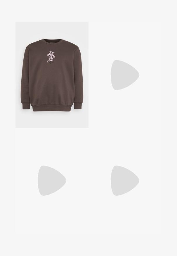 Sweatshirt marron avec un col rond et des manches longues. Présente un design de broderie florale rose sur le devant, un tissu texturé et des poignets en côtes.; Polo bleu clair à manches courtes avec col et petit logo brodé sur la poitrine gauche sur fond blanc.; Jean droit bleu avec poches avant, fermeture à boutons et coutures visibles sur un fond clair uni.; Chaussure bateau en cuir marron avec coutures blanches, détails de lacets et semelle en caoutchouc beige, vue de côté sur fond blanc.